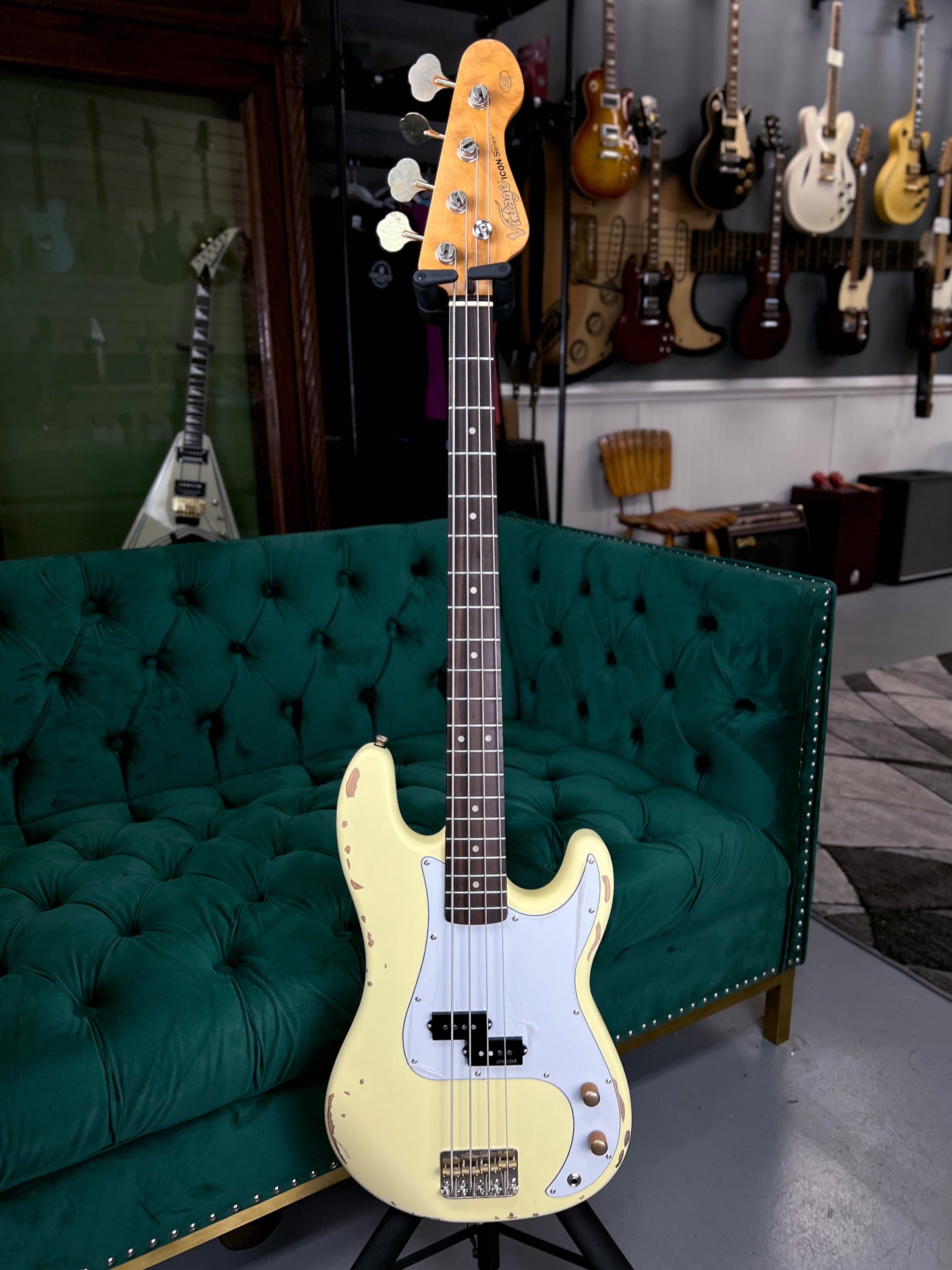 Vintage V4MRWV P-Bass