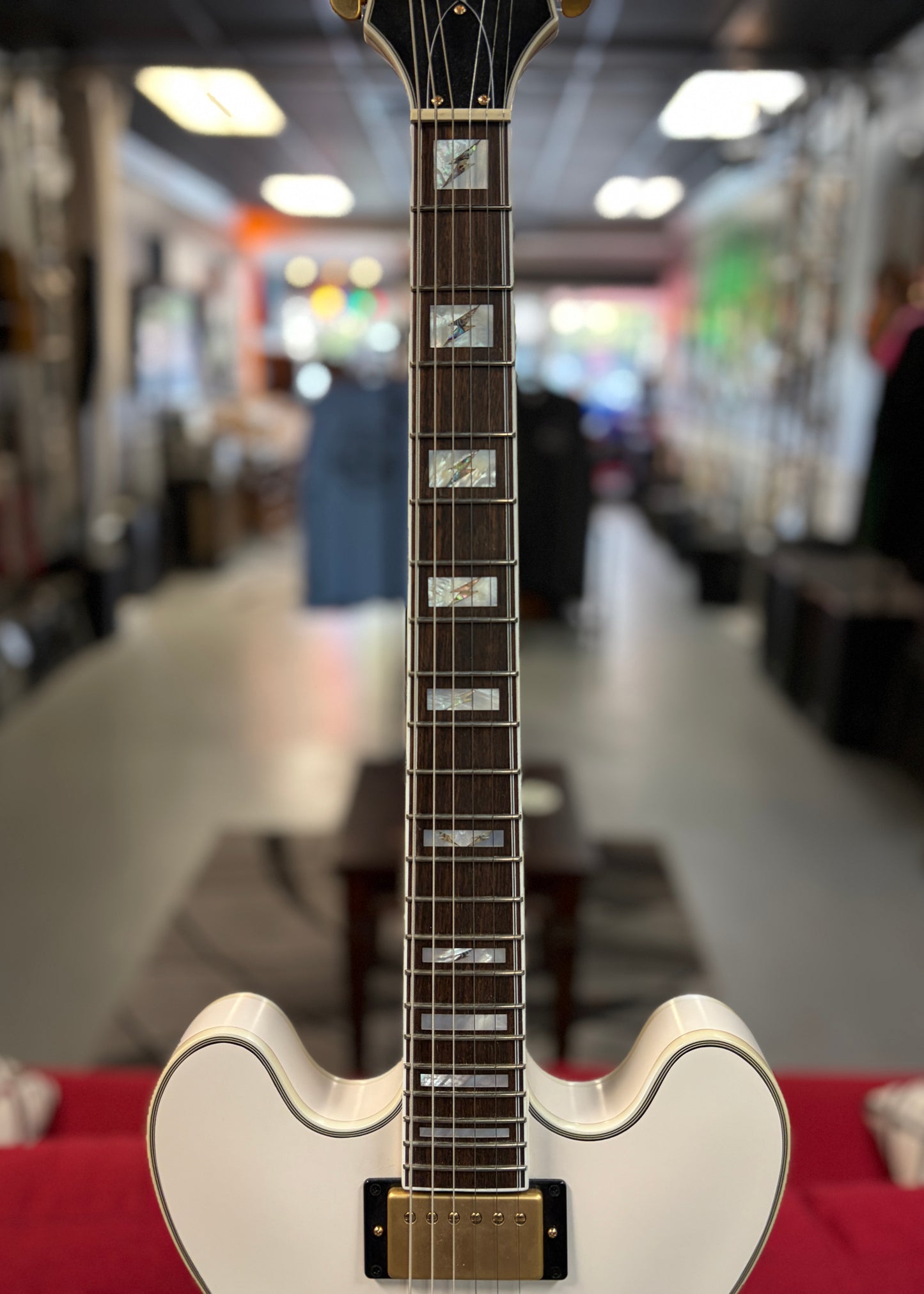 Epiphone Emily Wolfe "White Wolfe" Sheraton